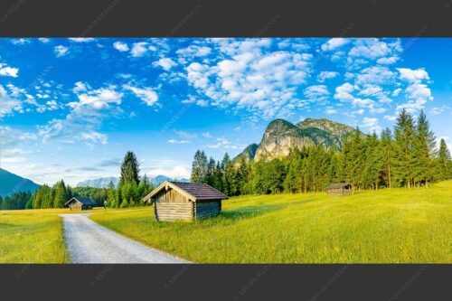 Wiesmahdstadel mit Königstand und Wetterstein im Hintergrund - Am Reschberg 2:1  -- Heustadel mit Königstand - mehr Infos bei www.Kriner-Weiermann.de