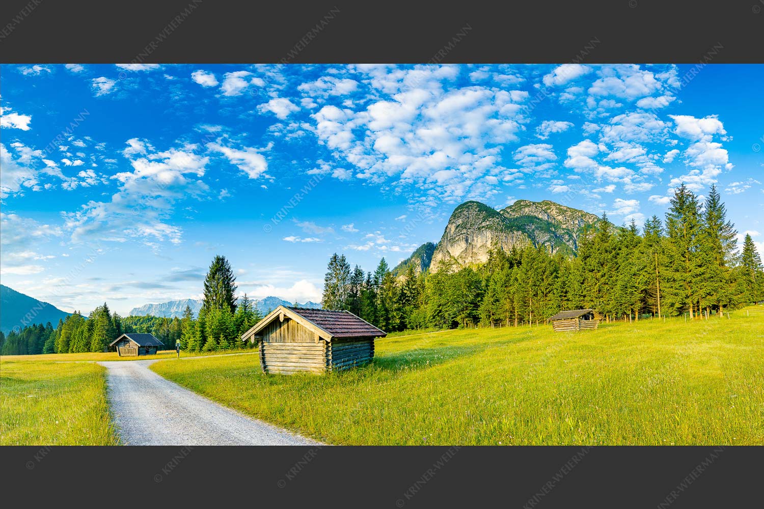 Wiesmahdstadel mit Königstand und Wetterstein im Hintergrund - Am Reschberg 2:1 -- Heustadel mit Königstand - mehr Infos bei www.Kriner-Weiermann.de