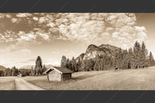 Wiesmahdstadel mit Königstand und Wetterstein im Hintergrund - Am Reschberg 2:1 sepia -- Heustadel mit Königstand - mehr Infos bei www.Kriner-Weiermann.de