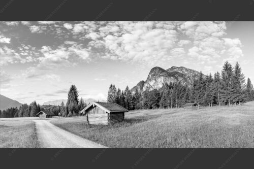 Wiesmahdstadel mit Königstand und Wetterstein im Hintergrund - Am Reschberg 2:1 sw -- Heustadel mit Königstand - mehr Infos bei www.Kriner-Weiermann.de
