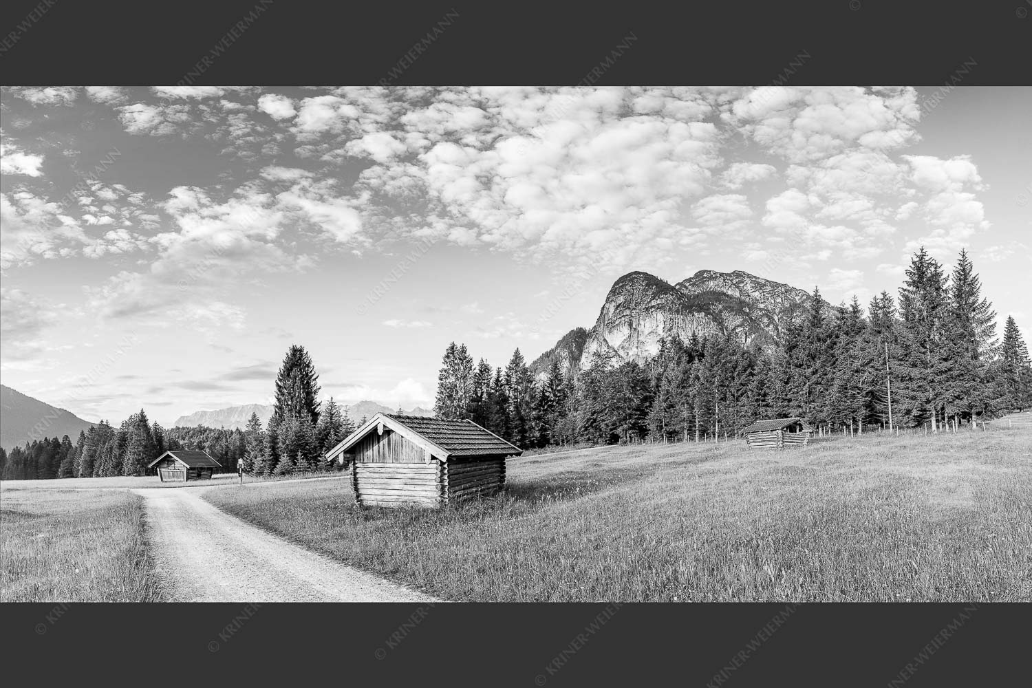 Wiesmahdstadel mit Königstand und Wetterstein im Hintergrund - Am Reschberg 2:1 sw -- Heustadel mit Königstand - mehr Infos bei www.Kriner-Weiermann.de