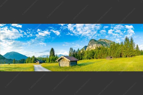 Wiesmahdstadel mit Königstand und Wetterstein im Hintergrund - Am Reschberg 3:1  -- Heustadel mit Königstand - mehr Infos bei www.Kriner-Weiermann.de