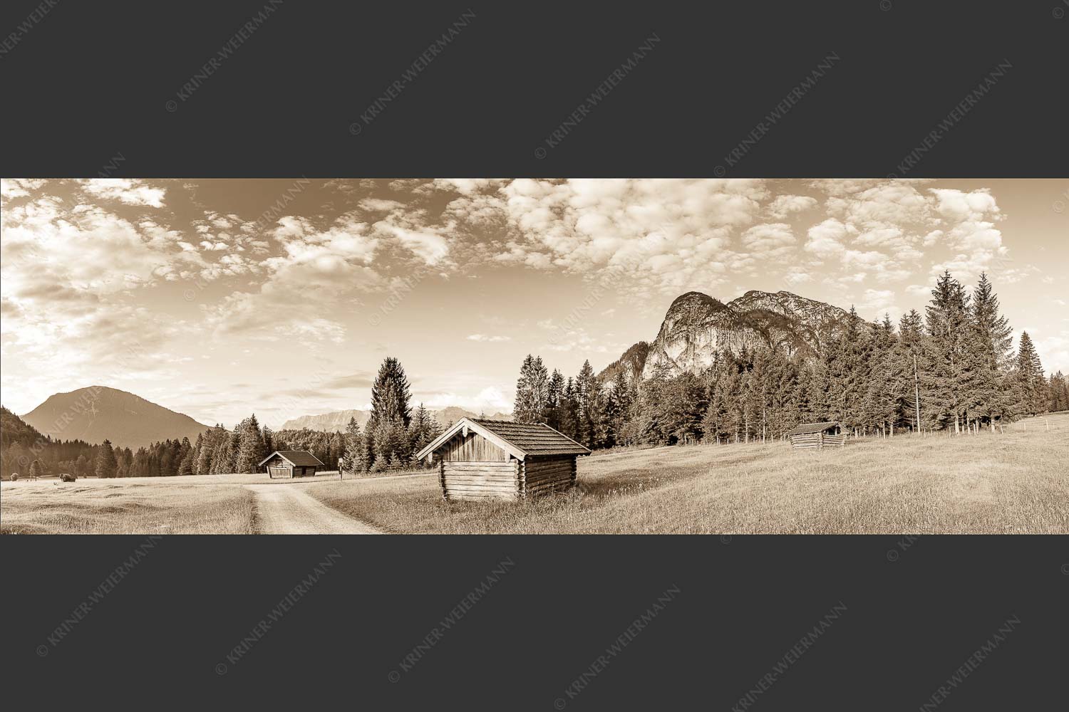 Wiesmahdstadel mit Königstand und Wetterstein im Hintergrund - Am Reschberg 3:1 sepia -- Heustadel mit Königstand - mehr Infos bei www.Kriner-Weiermann.de