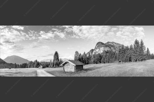 Wiesmahdstadel mit Königstand und Wetterstein im Hintergrund - Am Reschberg 3:1 sw -- Heustadel mit Königstand - mehr Infos bei www.Kriner-Weiermann.de