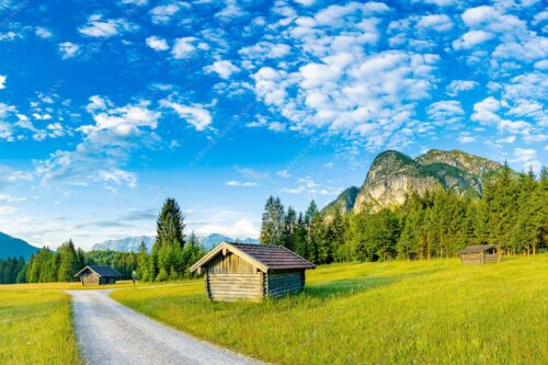 Wiesmahdstadel mit Königstand und Wetterstein im Hintergrund - Am Reschberg 3:2  -- Heustadel mit Königstand - mehr Infos bei www.Kriner-Weiermann.de