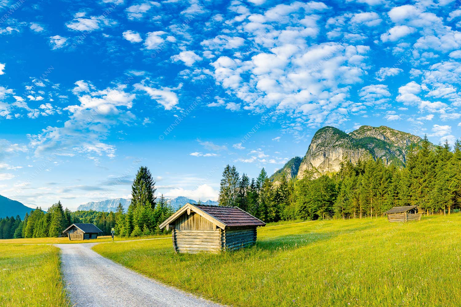 Wiesmahdstadel mit Königstand und Wetterstein im Hintergrund - Am Reschberg 3:2 -- Heustadel mit Königstand - mehr Infos bei www.Kriner-Weiermann.de