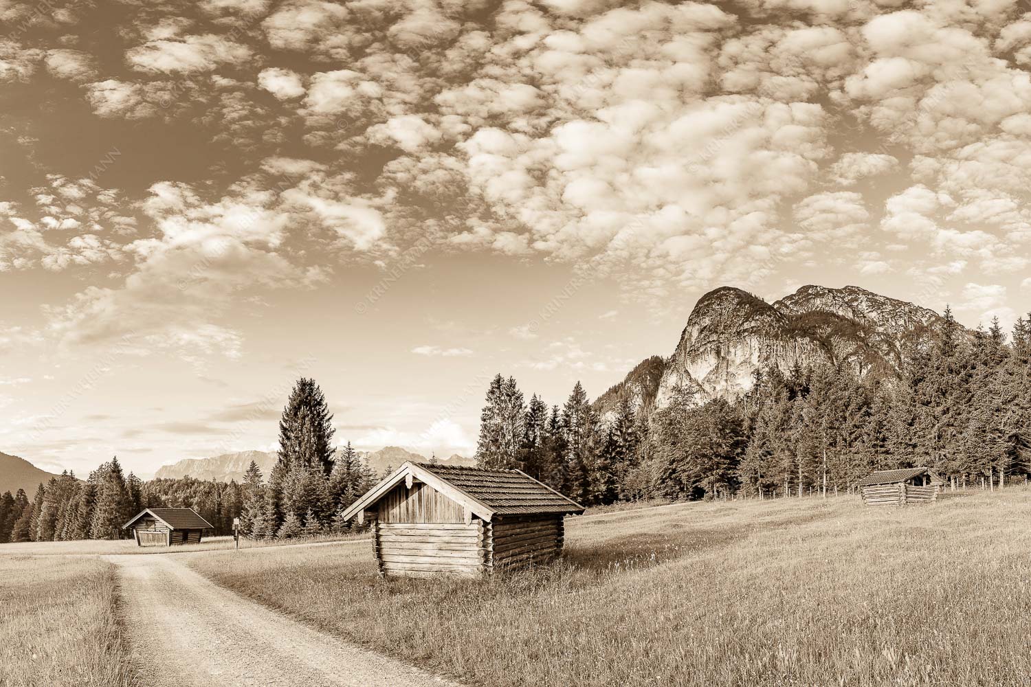 Wiesmahdstadel mit Königstand und Wetterstein im Hintergrund - Am Reschberg 3:2 sepia -- Heustadel mit Königstand - mehr Infos bei www.Kriner-Weiermann.de