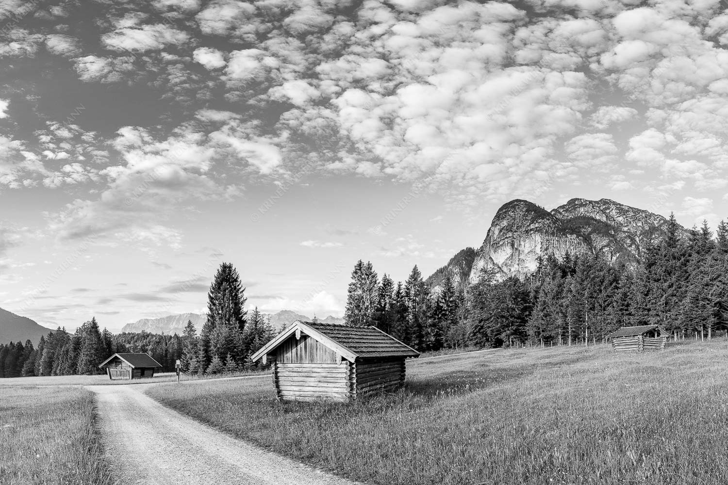 Wiesmahdstadel mit Königstand und Wetterstein im Hintergrund - Am Reschberg 3:2 sw -- Heustadel mit Königstand - mehr Infos bei www.Kriner-Weiermann.de