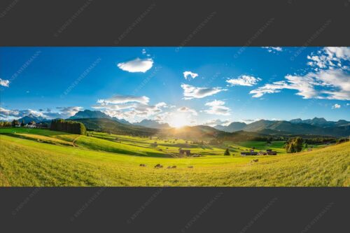 Blick in den Sonnenuntergang am Zugspitzmassiv - Am Tonihof 2,5:1  -- Wetterstein und Estergebirge - mehr Infos bei www.Kriner-Weiermann.de