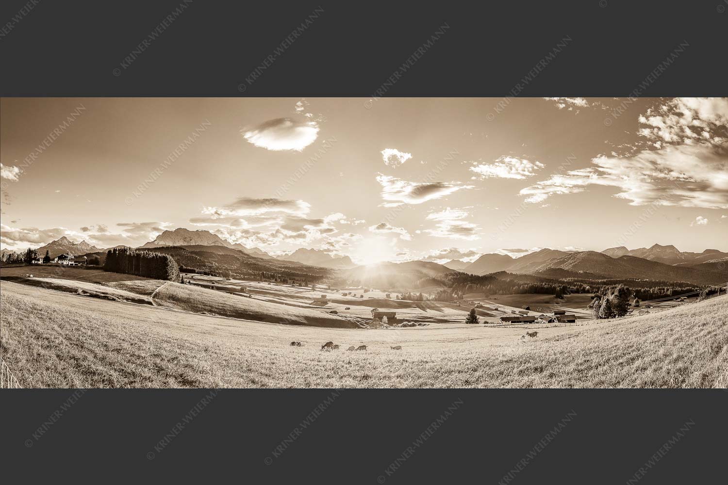 Blick in den Sonnenuntergang am Zugspitzmassiv - Am Tonihof 2,5:1 sepia -- Wetterstein und Estergebirge - mehr Infos bei www.Kriner-Weiermann.de