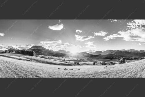 Blick in den Sonnenuntergang am Zugspitzmassiv - Am Tonihof 2,5:1 sw -- Wetterstein und Estergebirge - mehr Infos bei www.Kriner-Weiermann.de