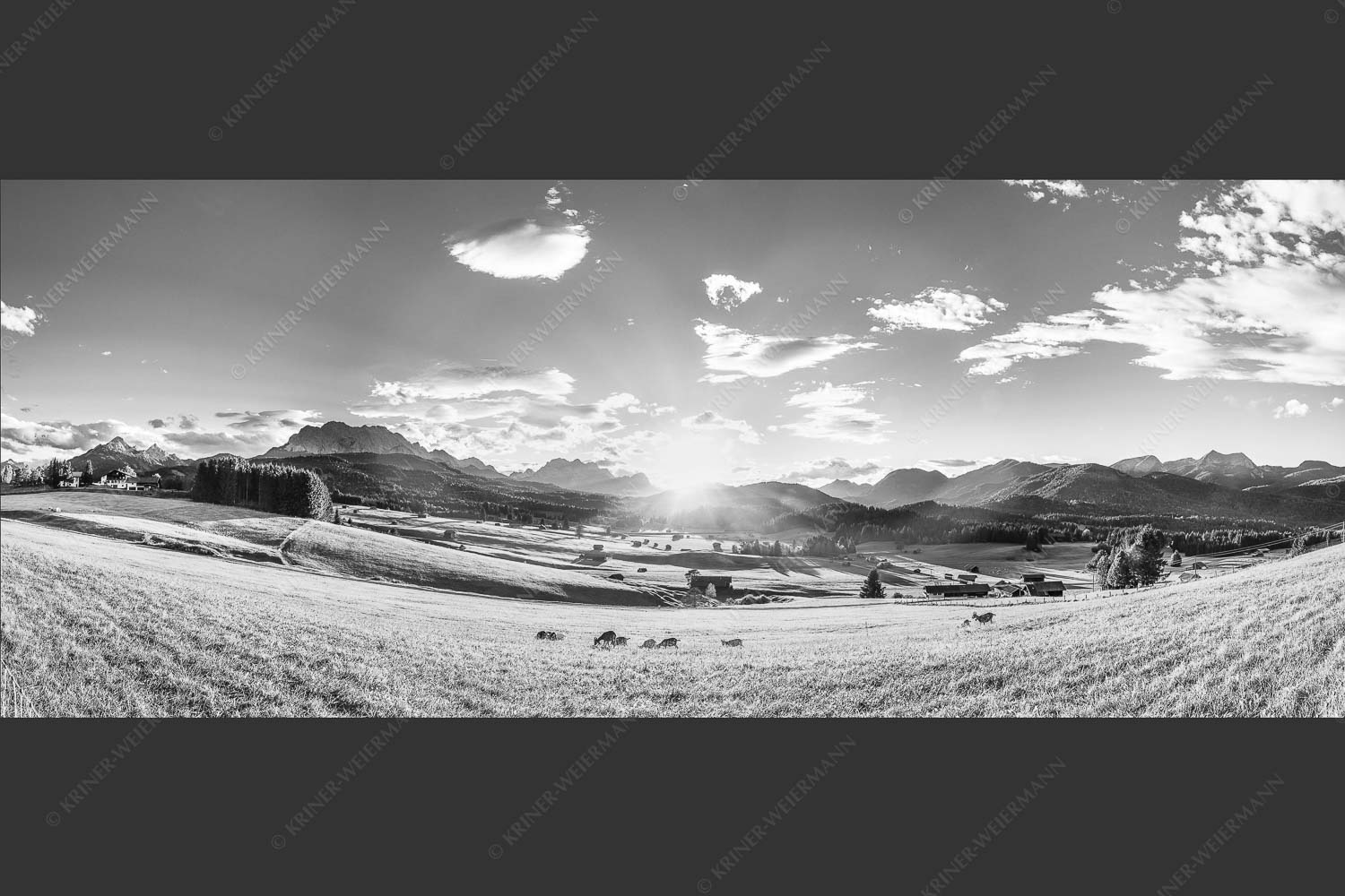 Blick in den Sonnenuntergang am Zugspitzmassiv - Am Tonihof 2,5:1 sw -- Wetterstein und Estergebirge - mehr Infos bei www.Kriner-Weiermann.de