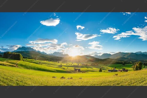 Blick in den Sonnenuntergang am Zugspitzmassiv - Am Tonihof 2:1  -- Wetterstein und Estergebirge - mehr Infos bei www.Kriner-Weiermann.de