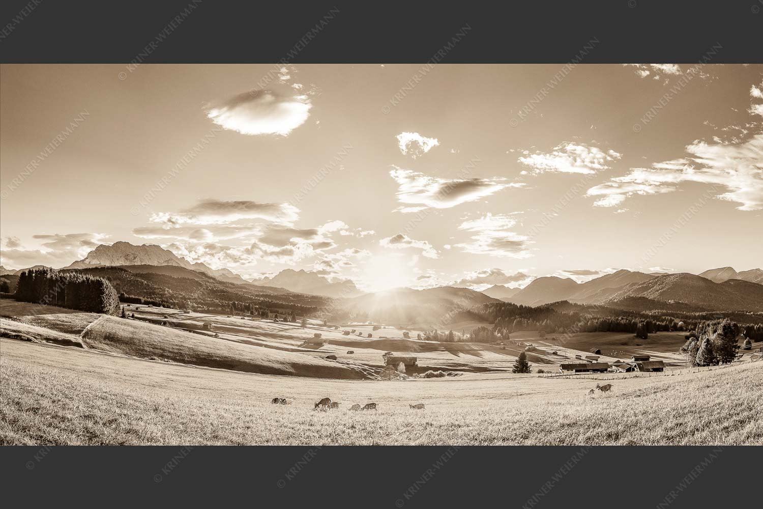 Blick in den Sonnenuntergang am Zugspitzmassiv - Am Tonihof 2:1 sepia -- Wetterstein und Estergebirge - mehr Infos bei www.Kriner-Weiermann.de