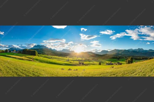 Blick in den Sonnenuntergang am Zugspitzmassiv - Am Tonihof 3:1  -- Wetterstein und Estergebirge - mehr Infos bei www.Kriner-Weiermann.de