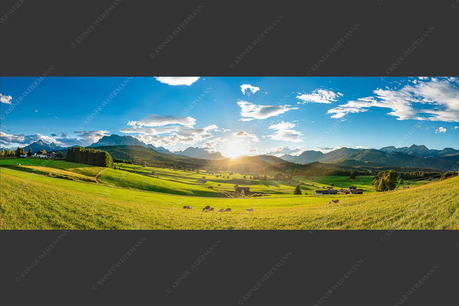 Blick in den Sonnenuntergang am Zugspitzmassiv - Am Tonihof 3:1 -- Wetterstein und Estergebirge - mehr Infos bei www.Kriner-Weiermann.de