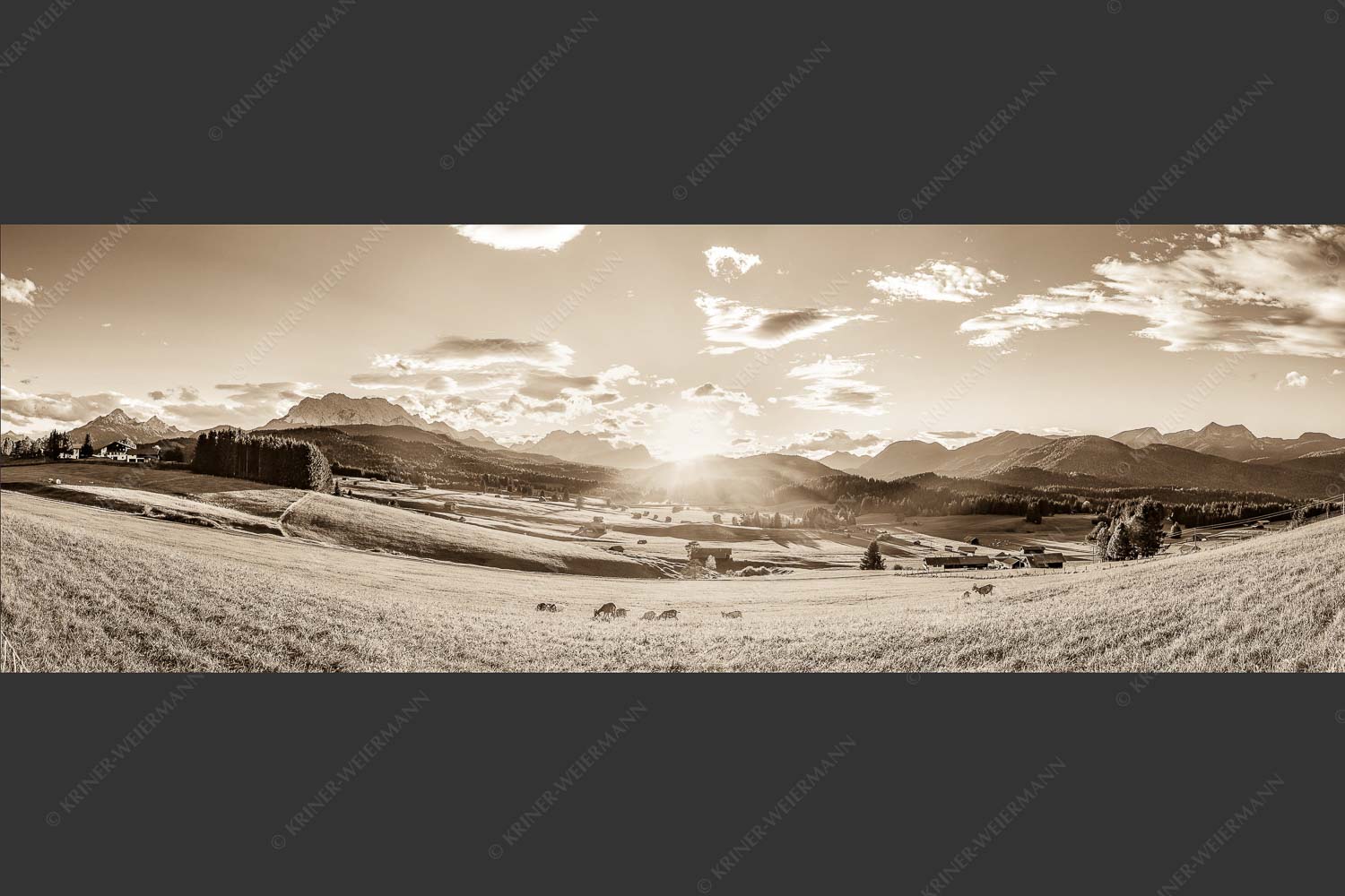 Blick in den Sonnenuntergang am Zugspitzmassiv - Am Tonihof 3:1 sepia -- Wetterstein und Estergebirge - mehr Infos bei www.Kriner-Weiermann.de