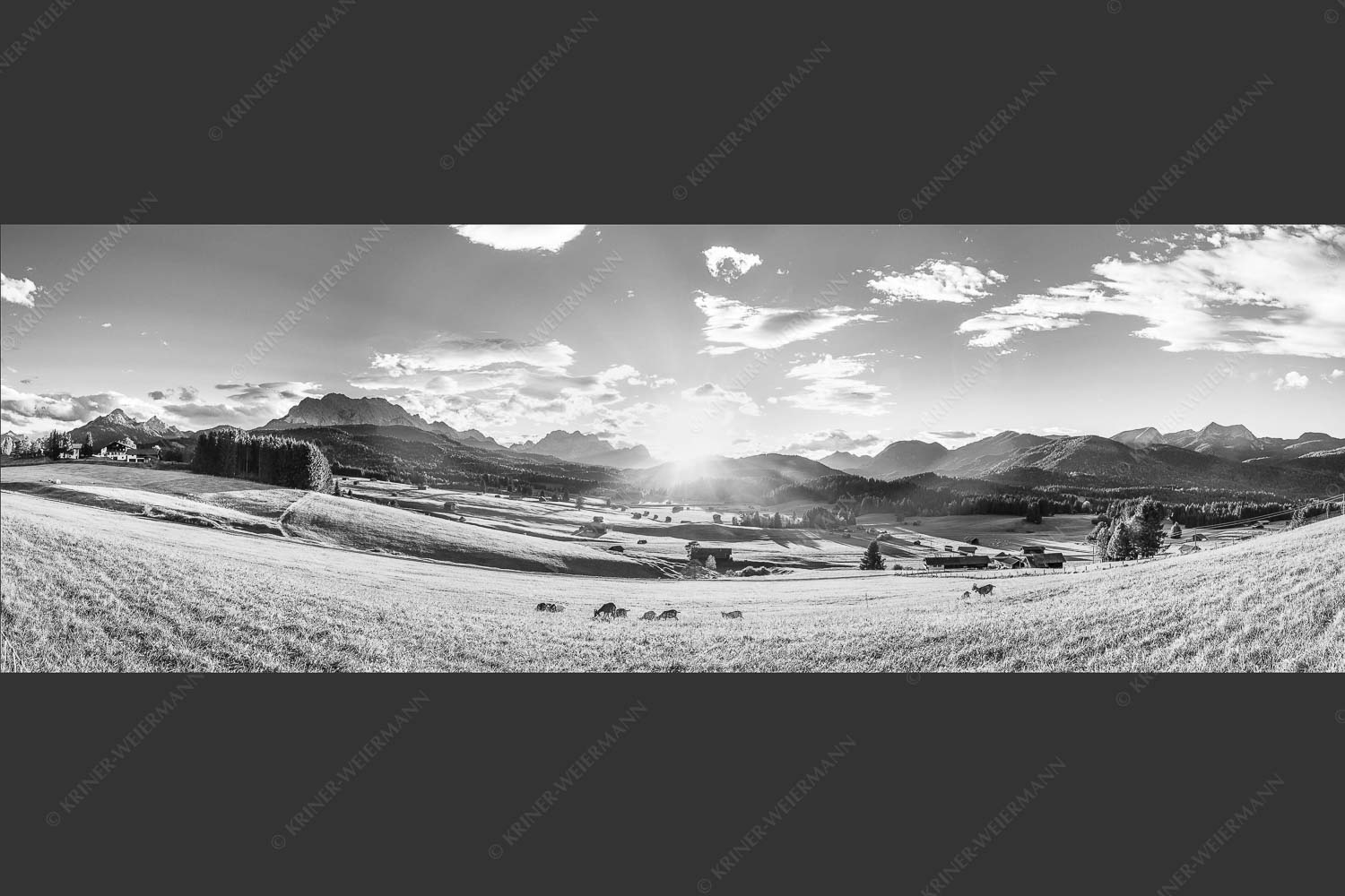 Blick in den Sonnenuntergang am Zugspitzmassiv - Am Tonihof 3:1 sw -- Wetterstein und Estergebirge - mehr Infos bei www.Kriner-Weiermann.de