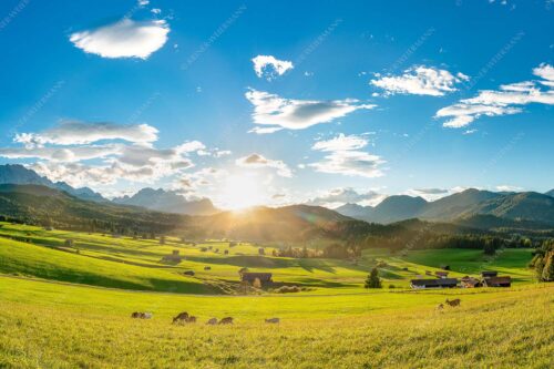 Blick in den Sonnenuntergang am Zugspitzmassiv - Am Tonihof 3:2  -- Wetterstein und Estergebirge - mehr Infos bei www.Kriner-Weiermann.de