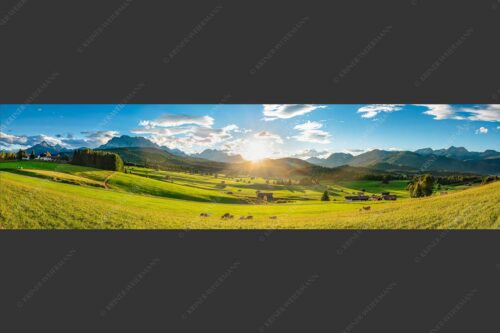 Blick in den Sonnenuntergang am Zugspitzmassiv - Am Tonihof 4:1  -- Wetterstein und Estergebirge - mehr Infos bei www.Kriner-Weiermann.de