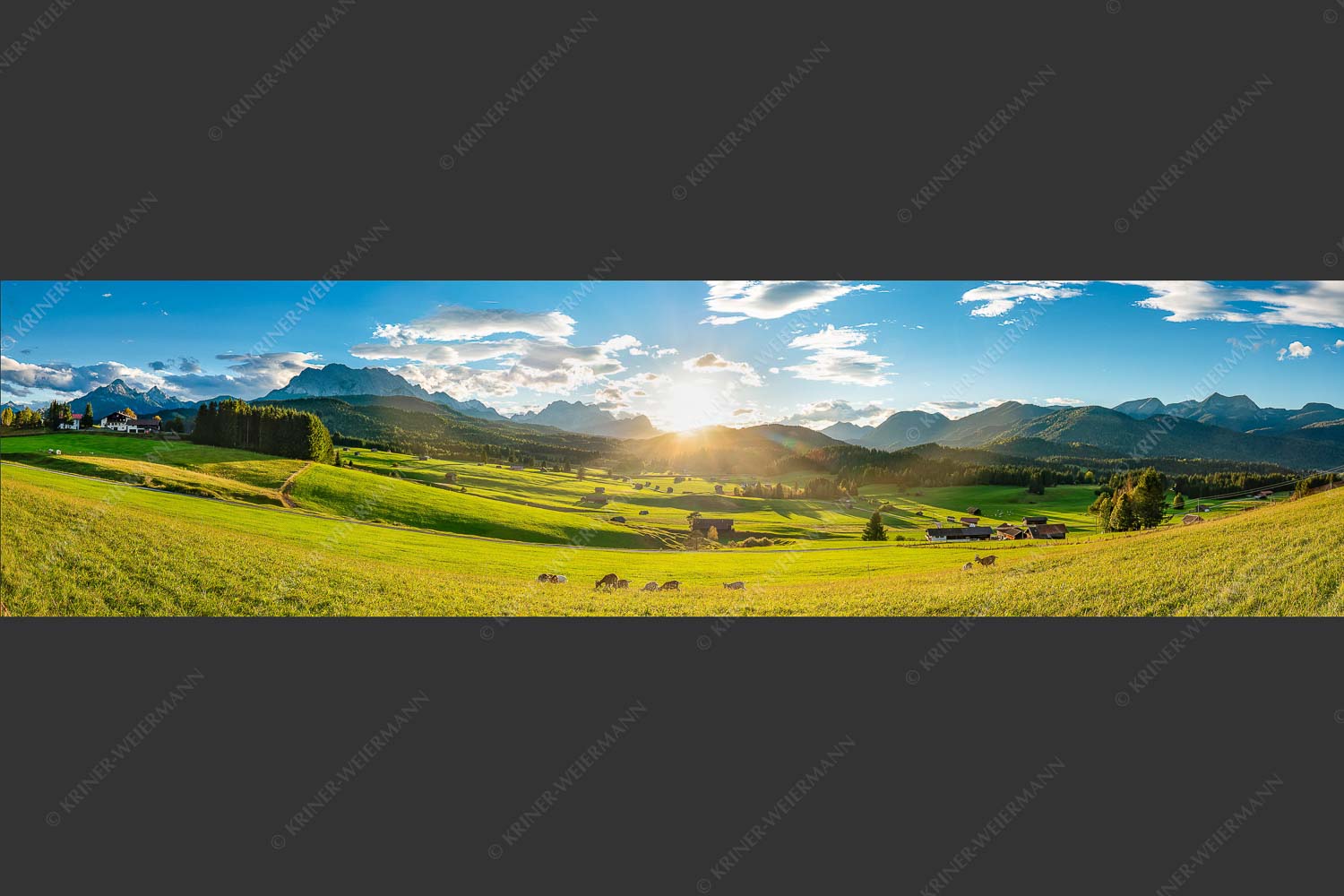 Blick in den Sonnenuntergang am Zugspitzmassiv - Am Tonihof 4:1 -- Wetterstein und Estergebirge - mehr Infos bei www.Kriner-Weiermann.de