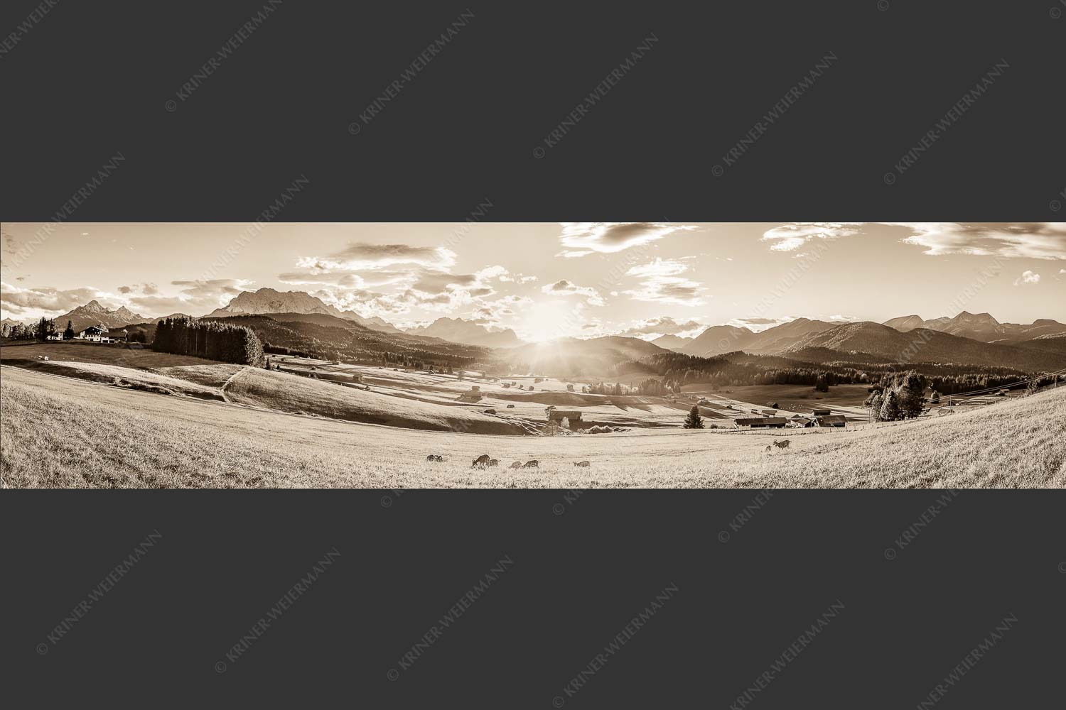 Blick in den Sonnenuntergang am Zugspitzmassiv - Am Tonihof 4:1 sepia -- Wetterstein und Estergebirge - mehr Infos bei www.Kriner-Weiermann.de