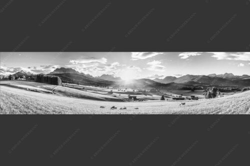 Blick in den Sonnenuntergang am Zugspitzmassiv - Am Tonihof 4:1 sw -- Wetterstein und Estergebirge - mehr Infos bei www.Kriner-Weiermann.de