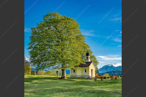 Kapelle Maria Rast bei Krün mit Zugspitzmassiv - Andacht 1:1  -- Maria Rast Kapelle mit Alpspitze - mehr Infos bei www.Kriner-Weiermann.de