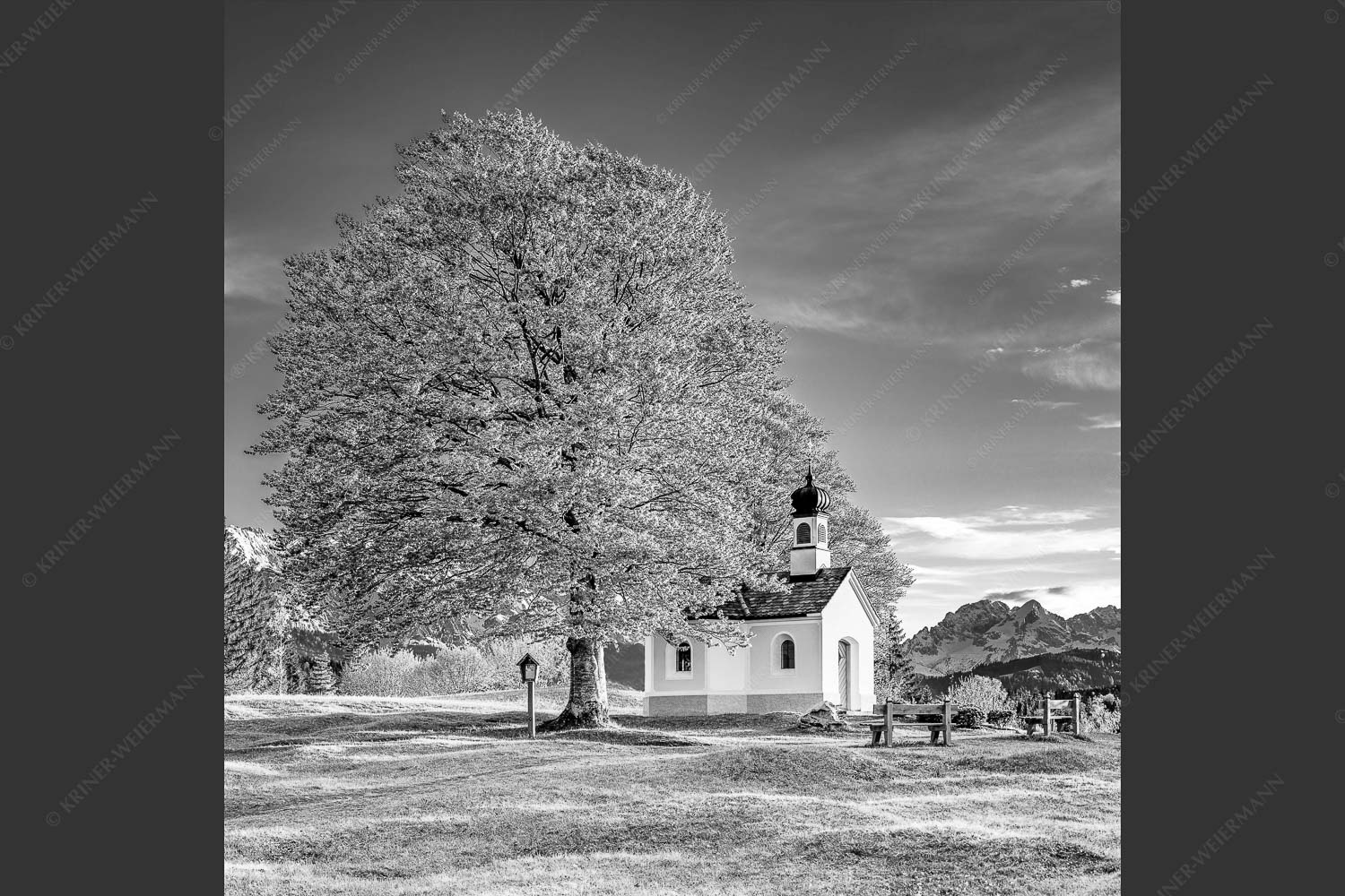 Kapelle Maria Rast bei Krün mit Zugspitzmassiv - Andacht 1:1 sw -- Maria Rast Kapelle mit Alpspitze - mehr Infos bei www.Kriner-Weiermann.de