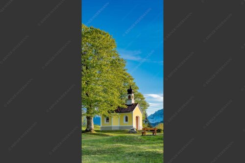 Kapelle Maria Rast bei Krün mit Zugspitzmassiv - Andacht 1:2  -- Maria Rast Kapelle mit Alpspitze - mehr Infos bei www.Kriner-Weiermann.de