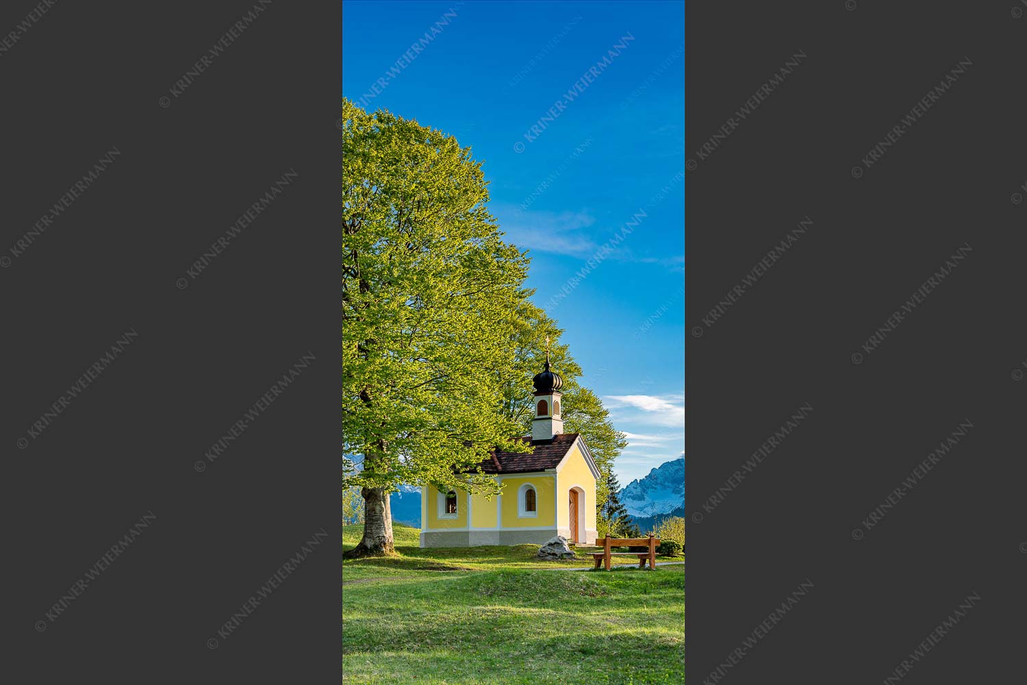 Kapelle Maria Rast bei Krün mit Zugspitzmassiv - Andacht 1:2 -- Maria Rast Kapelle mit Alpspitze - mehr Infos bei www.Kriner-Weiermann.de