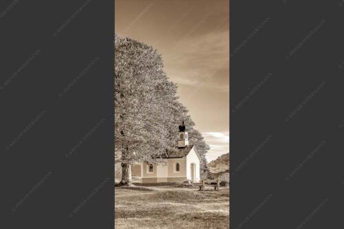 Kapelle Maria Rast bei Krün mit Zugspitzmassiv - Andacht 1:2 sepia -- Maria Rast Kapelle mit Alpspitze - mehr Infos bei www.Kriner-Weiermann.de