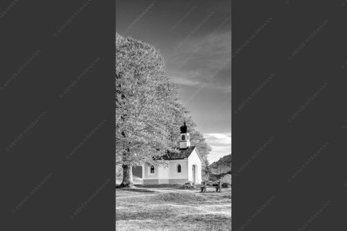 Kapelle Maria Rast bei Krün mit Zugspitzmassiv - Andacht 1:2 sw -- Maria Rast Kapelle mit Alpspitze - mehr Infos bei www.Kriner-Weiermann.de