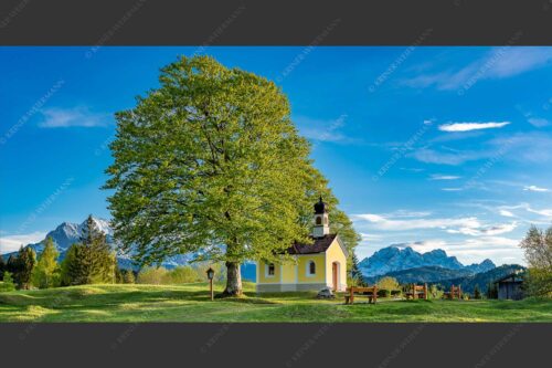 Kapelle Maria Rast bei Krün mit Zugspitzmassiv - Andacht 2:1  -- Maria Rast Kapelle mit Alpspitze - mehr Infos bei www.Kriner-Weiermann.de