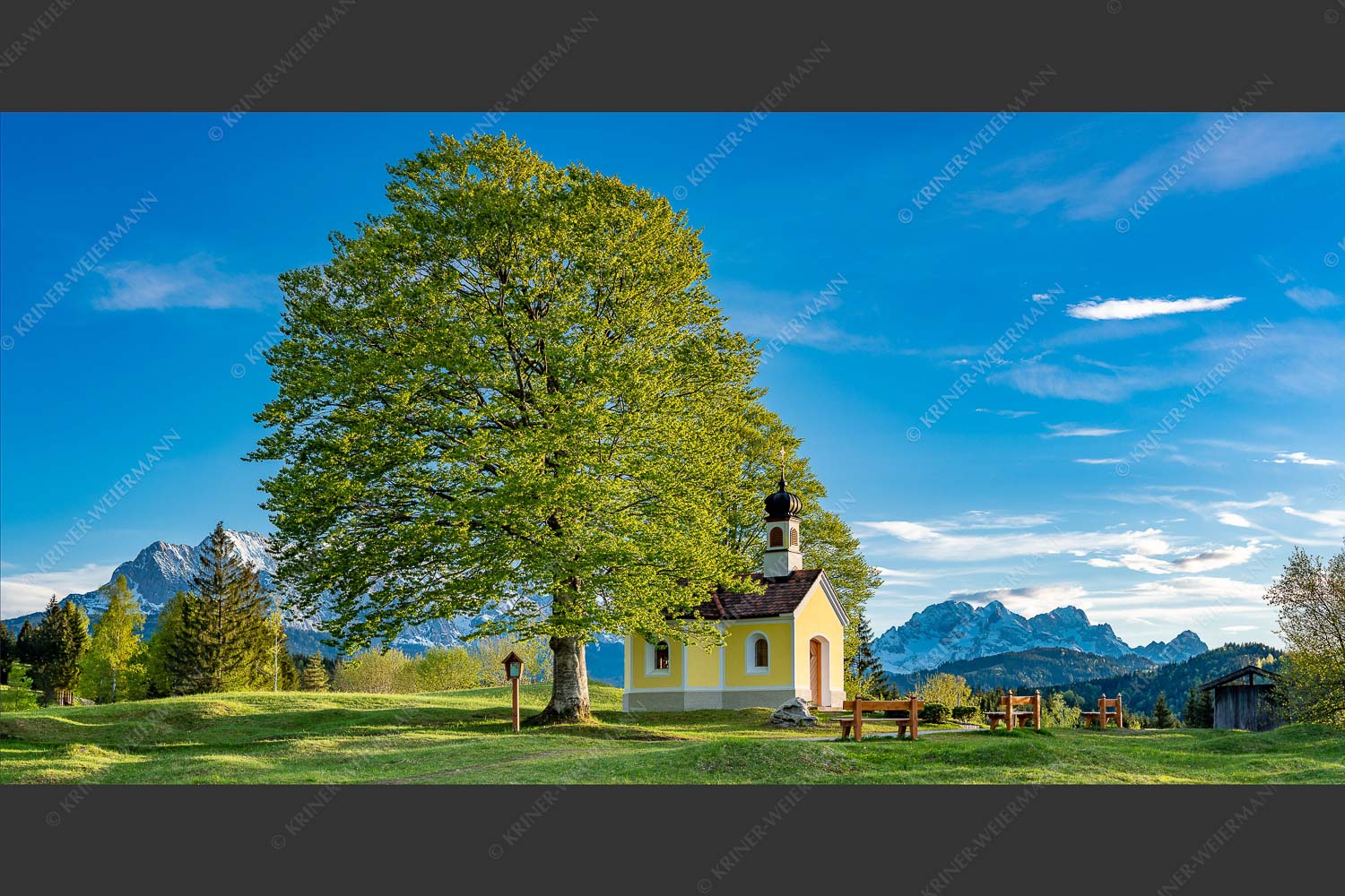 Kapelle Maria Rast bei Krün mit Zugspitzmassiv - Andacht 2:1 -- Maria Rast Kapelle mit Alpspitze - mehr Infos bei www.Kriner-Weiermann.de