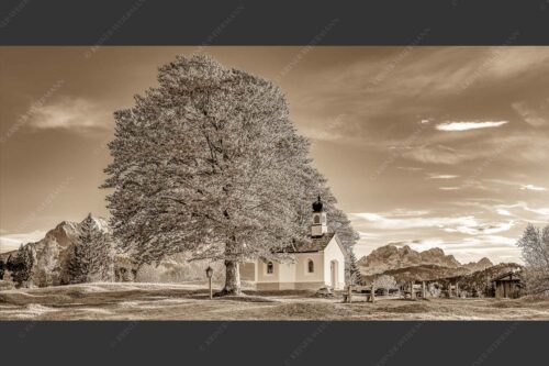 Kapelle Maria Rast bei Krün mit Zugspitzmassiv - Andacht 2:1 sepia -- Maria Rast Kapelle mit Alpspitze - mehr Infos bei www.Kriner-Weiermann.de