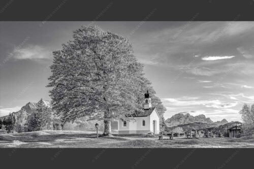 Kapelle Maria Rast bei Krün mit Zugspitzmassiv - Andacht 2:1 sw -- Maria Rast Kapelle mit Alpspitze - mehr Infos bei www.Kriner-Weiermann.de