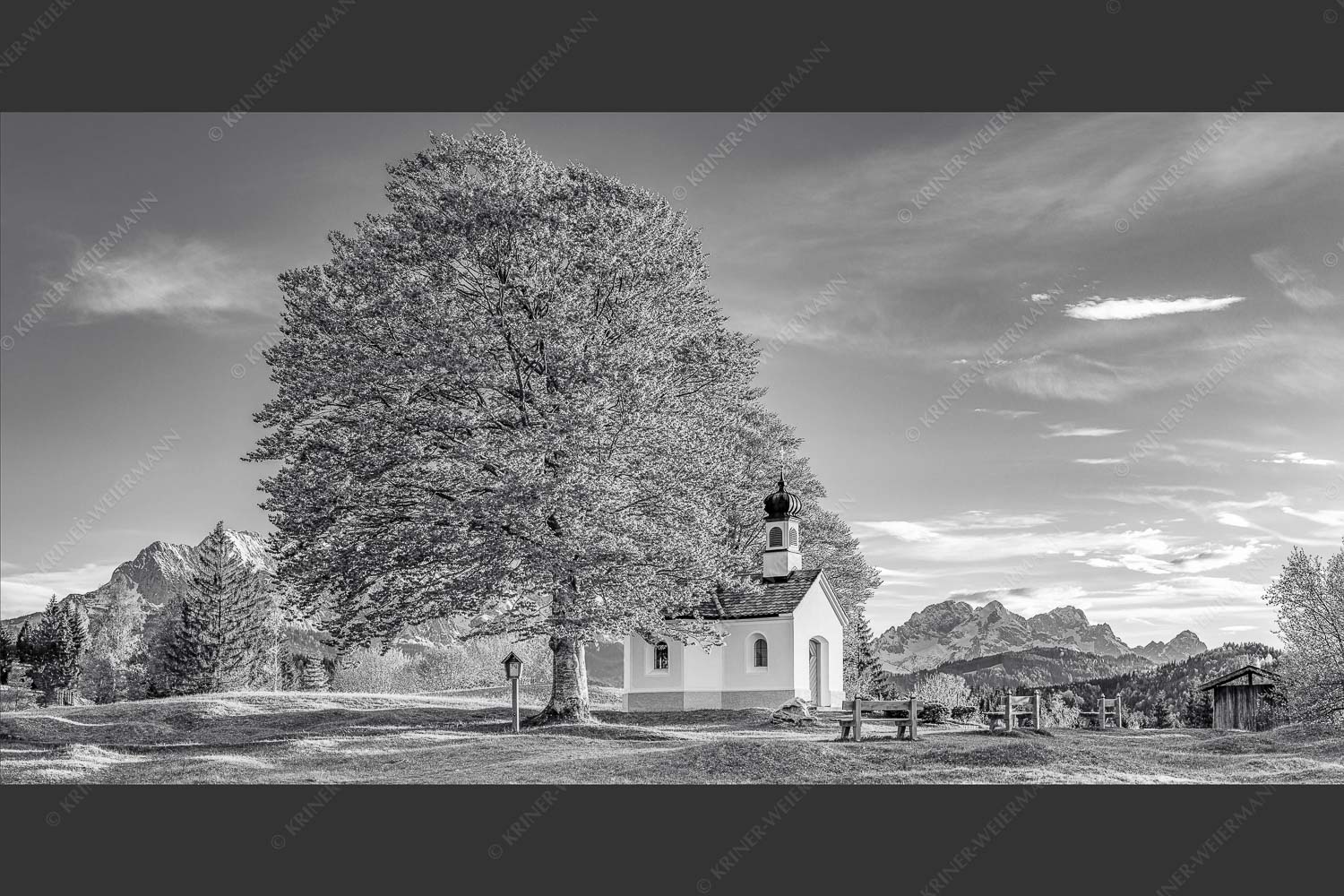 Kapelle Maria Rast bei Krün mit Zugspitzmassiv - Andacht 2:1 sw -- Maria Rast Kapelle mit Alpspitze - mehr Infos bei www.Kriner-Weiermann.de