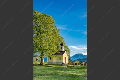 Kapelle Maria Rast bei Krün mit Zugspitzmassiv - Andacht 2:3  -- Maria Rast Kapelle mit Alpspitze - mehr Infos bei www.Kriner-Weiermann.de