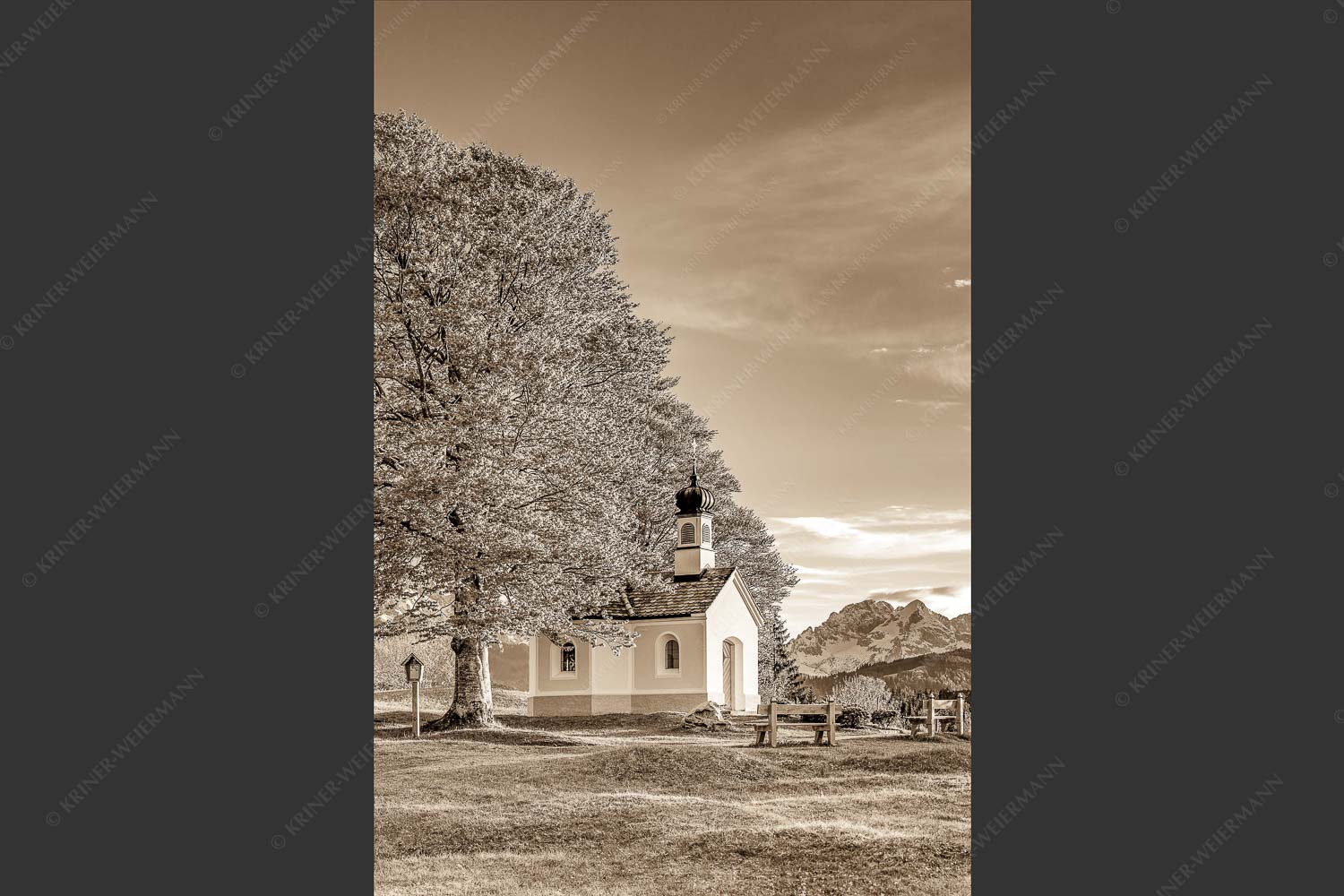 Kapelle Maria Rast bei Krün mit Zugspitzmassiv - Andacht 2:3 sepia -- Maria Rast Kapelle mit Alpspitze - mehr Infos bei www.Kriner-Weiermann.de