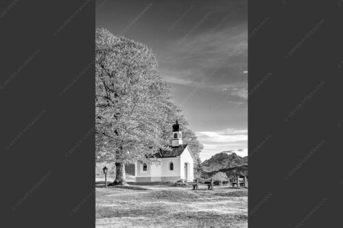 Kapelle Maria Rast bei Krün mit Zugspitzmassiv - Andacht 2:3 sw -- Maria Rast Kapelle mit Alpspitze - mehr Infos bei www.Kriner-Weiermann.de