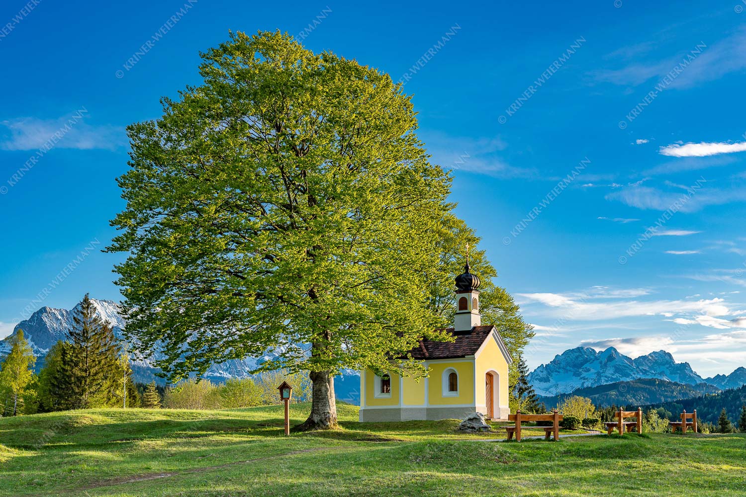 Kapelle Maria Rast bei Krün mit Zugspitzmassiv - Andacht 3:2 -- Maria Rast Kapelle mit Alpspitze - mehr Infos bei www.Kriner-Weiermann.de