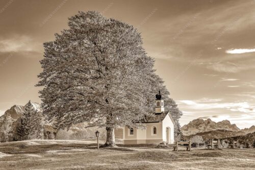 Kapelle Maria Rast bei Krün mit Zugspitzmassiv - Andacht 3:2 sepia -- Maria Rast Kapelle mit Alpspitze - mehr Infos bei www.Kriner-Weiermann.de