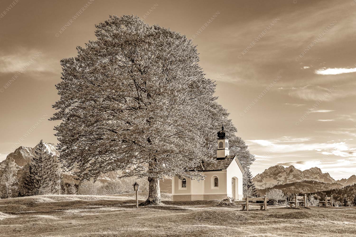 Kapelle Maria Rast bei Krün mit Zugspitzmassiv - Andacht 3:2 sepia -- Maria Rast Kapelle mit Alpspitze - mehr Infos bei www.Kriner-Weiermann.de