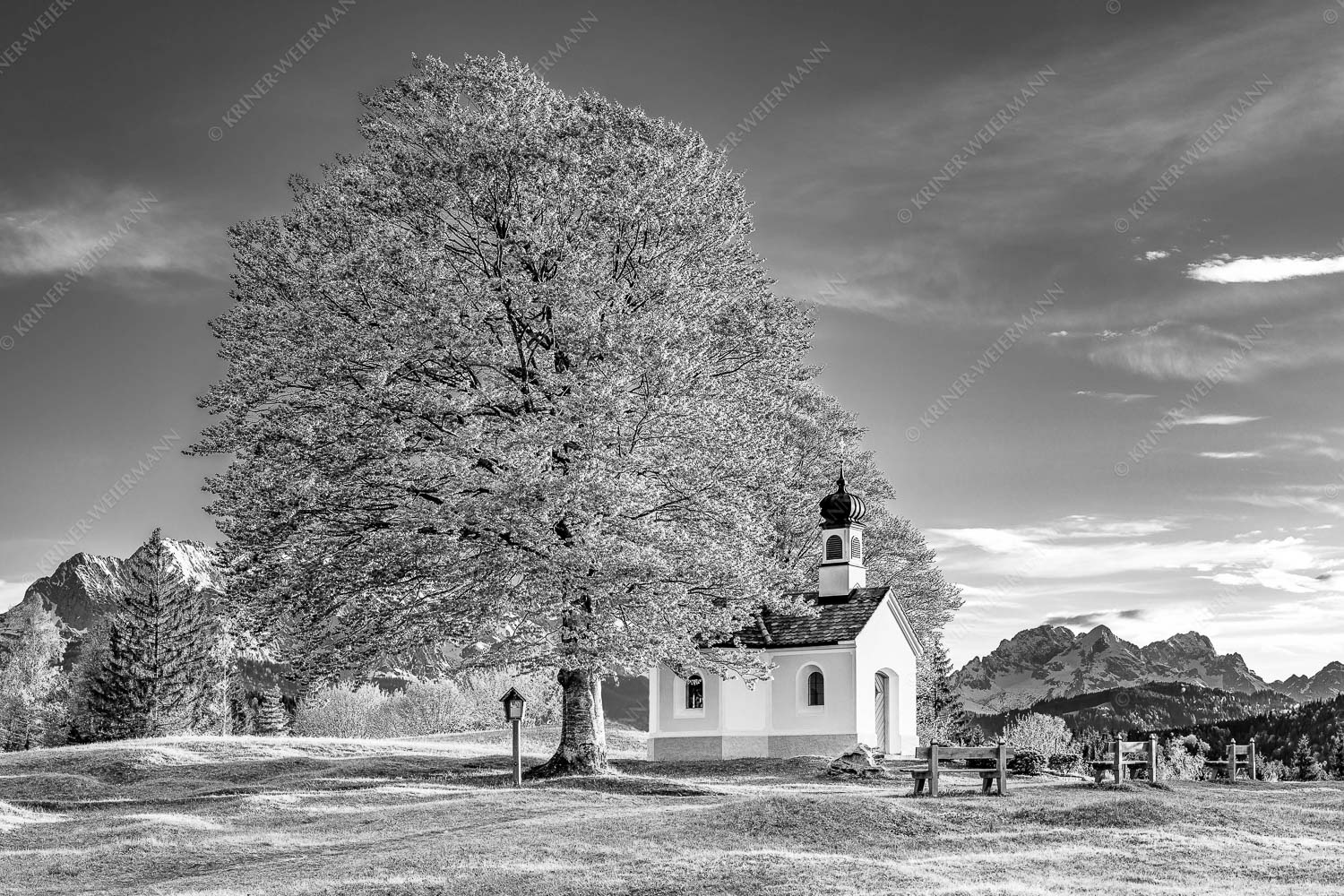 Kapelle Maria Rast bei Krün mit Zugspitzmassiv - Andacht 3:2 sw -- Maria Rast Kapelle mit Alpspitze - mehr Infos bei www.Kriner-Weiermann.de