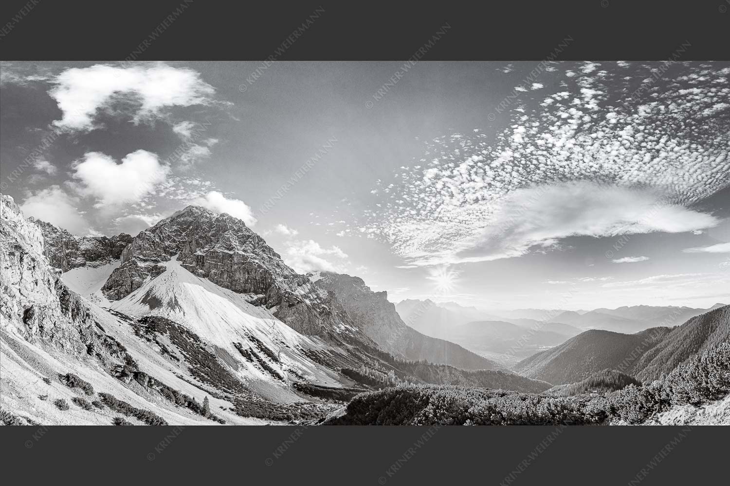 Blick an der Tiefkar- und Viererspitze in den Sonnenuntergang - Andakar Herzerl 2:1 sw -- Tiefkarspitze im Karwendel - mehr Infos bei www.Kriner-Weiermann.de