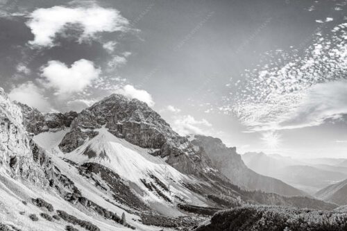 Blick an der Tiefkar- und Viererspitze in den Sonnenuntergang - Andakar Herzerl 3:2 sw -- Tiefkarspitze im Karwendel - mehr Infos bei www.Kriner-Weiermann.de