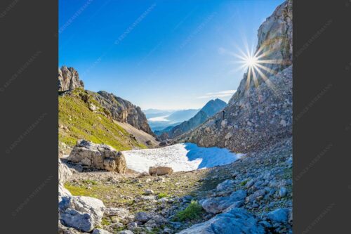 Letzte Schneereste an der Meilerhütte im Wetterstein - Angerl-Loch 1:1  -- Wanderung zur Meilerhütte - mehr Infos bei www.Kriner-Weiermann.de