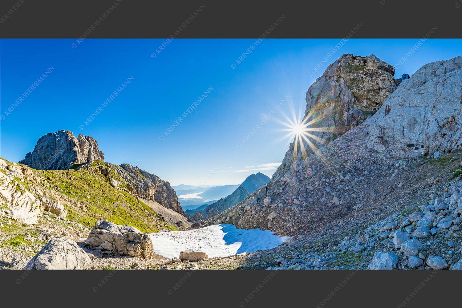 Letzte Schneereste an der Meilerhütte im Wetterstein - Angerl-Loch 2:1 -- Wanderung zur Meilerhütte - mehr Infos bei www.Kriner-Weiermann.de