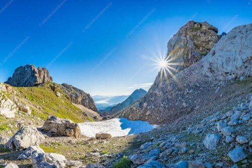 Letzte Schneereste an der Meilerhütte im Wetterstein - Angerl-Loch 3:2  -- Wanderung zur Meilerhütte - mehr Infos bei www.Kriner-Weiermann.de